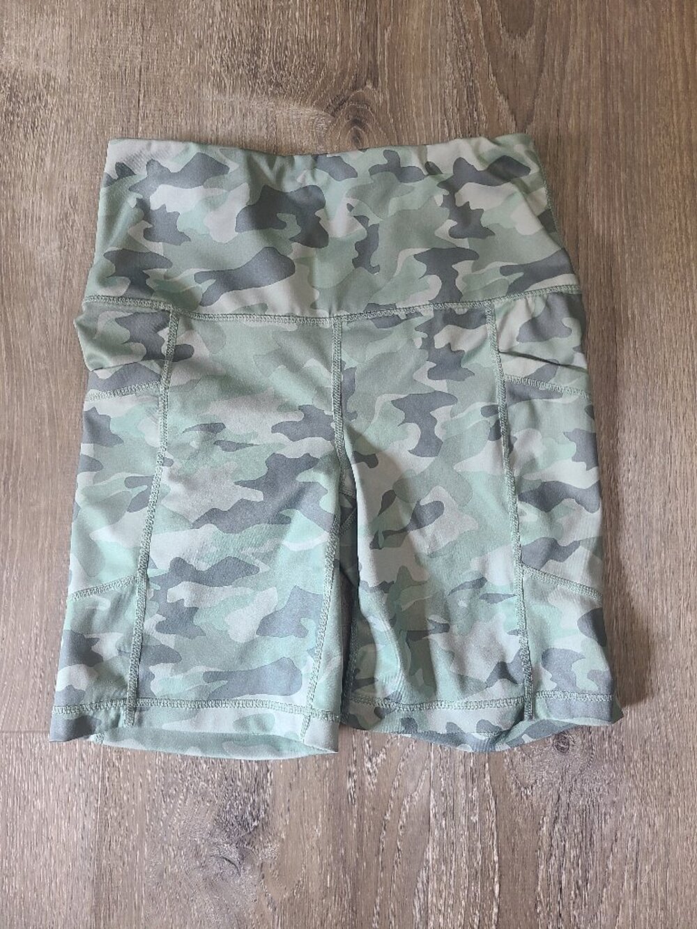 90 Degree By Reflex Camo High Waisted Bike Shorts Green - Size Small S
